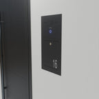 Briefkasten Edelstahl B2A-LC in Schwarz mit Klingel und Hausnummer 16 an einer Wand