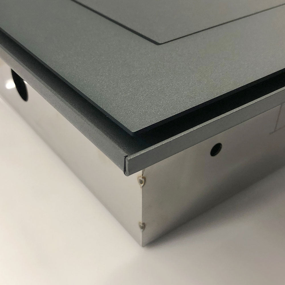Anthrazitfarbener Briefkasten mit Videosprechanlage B3V-DoorBird und Schattenfuge, moderne Außenanlage, hochwertige Verarbeitung