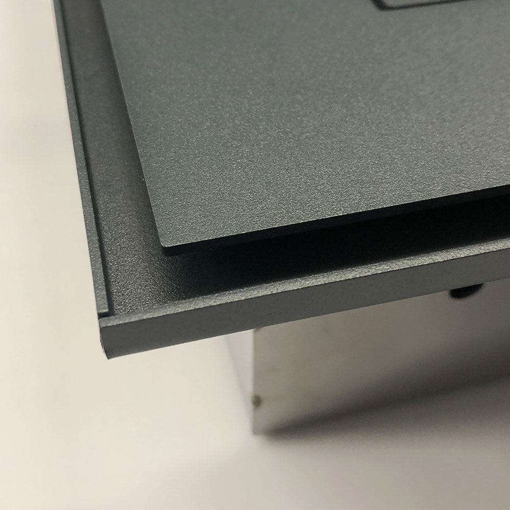 Anthrazitfarbener Briefkasten mit Videosprechanlage B3V-DoorBird, Schattenfuge-Design, modernes Außenaccessoire.