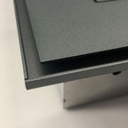 Anthrazitfarbener Briefkasten mit Videosprechanlage B3V-DoorBird, Schattenfuge-Design, modernes Außenaccessoire.
